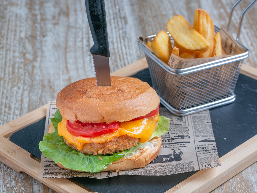 Crispy Chicken Burger bei Tiki Beach Mallorca