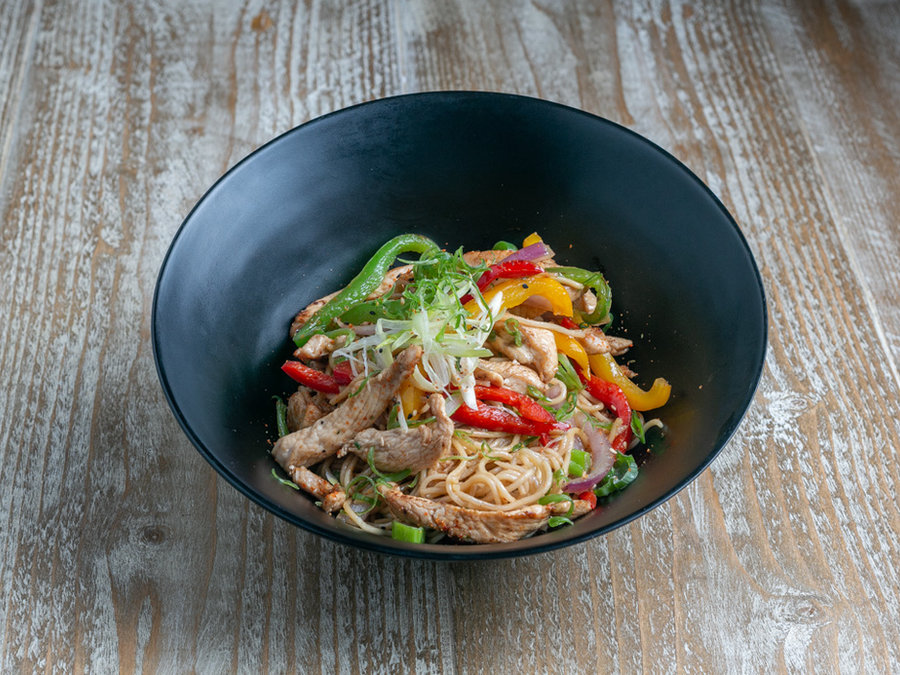 Pollo al Wok mit Nudeln bei Tiki Beach Mallorca