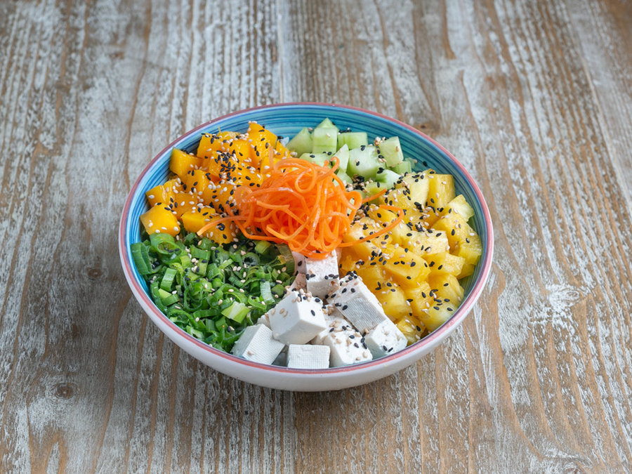Spicy Exotic Bio Tofu Poke Bowl bei Tiki Beach Mallorca