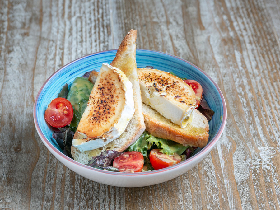 Gebackener Ziegenkäse auf Salat bei Tiki Beach Mallorca