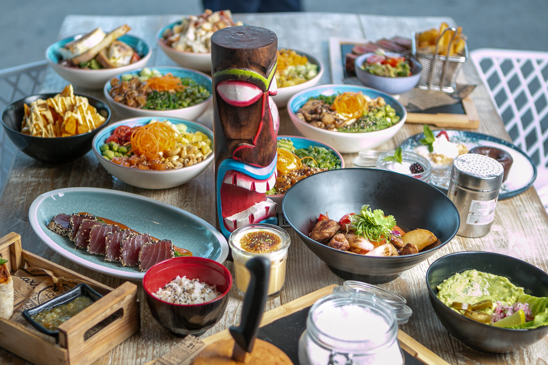 Gedeckter Food-Tisch mit Tiki-Statue bei Tiki Beach Mallorca